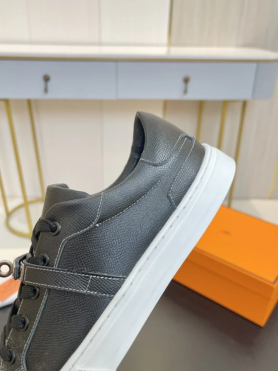 Men's Men's Shoes💰620❤️❤️❤️HERMES 2021 latest Kelly buckle white sneakers are online! The highest version on the market! Purchasing level quality! The H family rarely produces flat casual shoes, and they are styled with classic palladium-plated Kelly shoe buckles! Create a fashionable urban look that perfectly embodies the noble and elegant style of Hermès! Material selection: Fabric imported cowhide, lining + foot pads imported sheepskin, original molded TPU outsole, heavy gold molded kelly buckle full of texture Size: Female: 35-41 (41 is not returnable) Male: 39-45 (45 is not returnable)